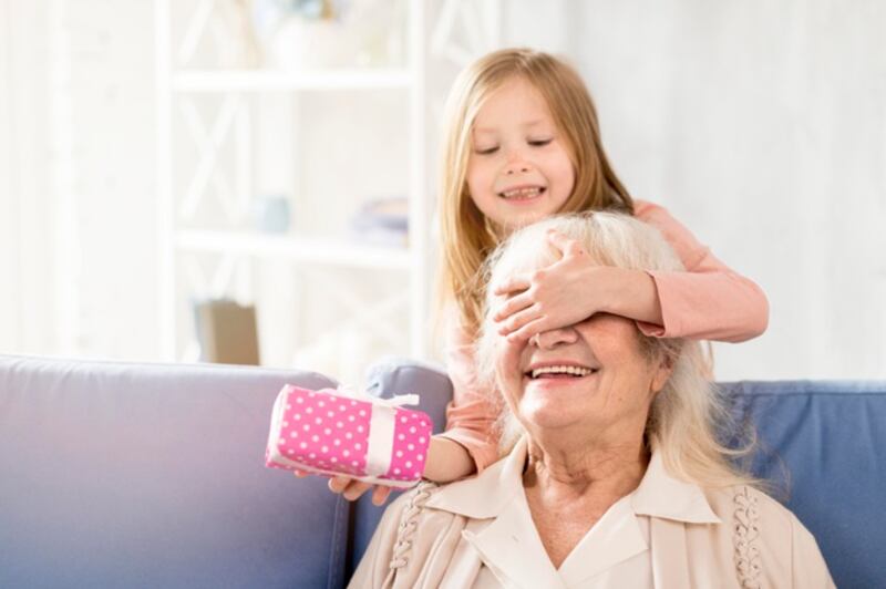 chica-sorpresa-abuela_23-2148570495.jpg