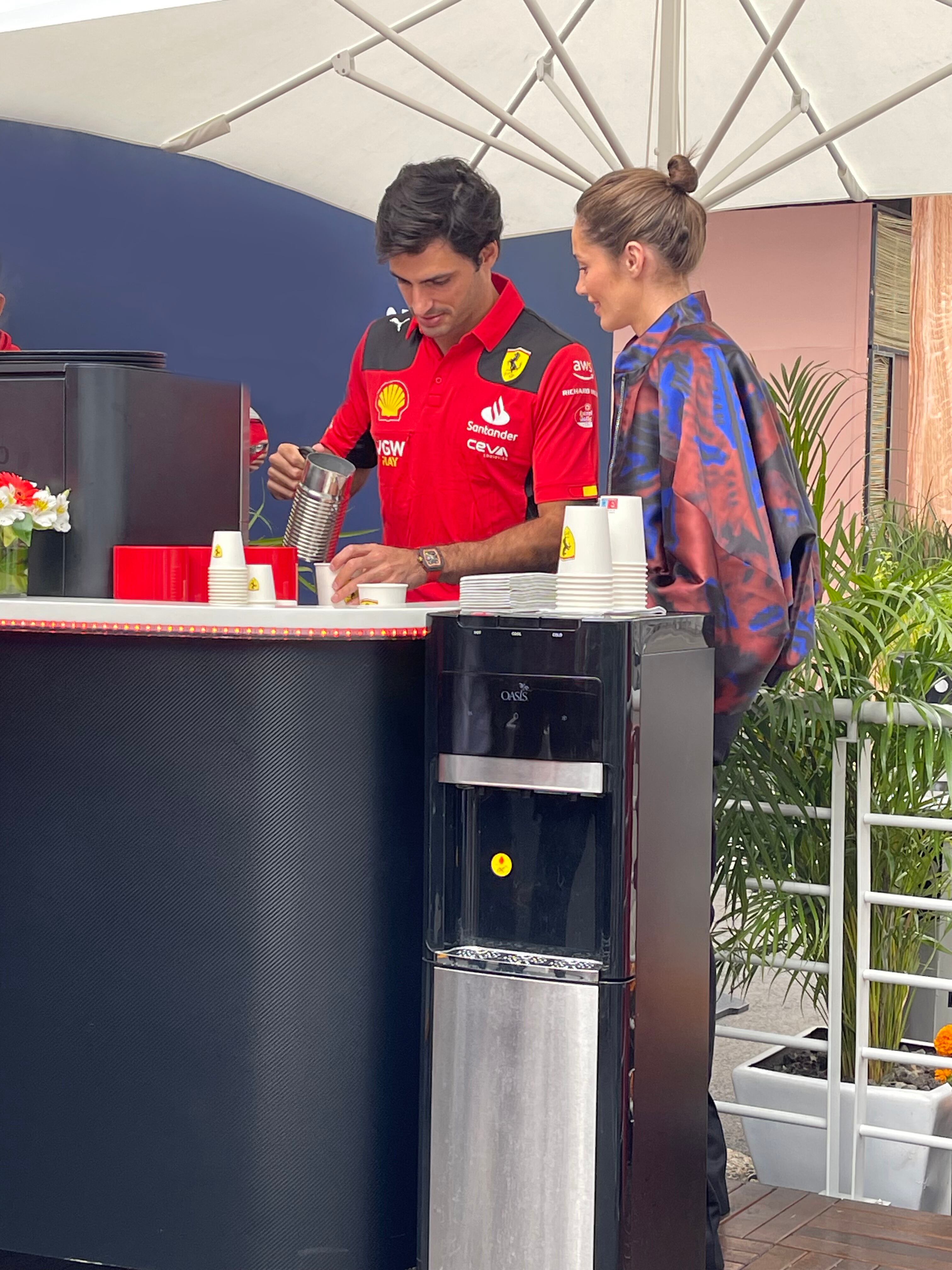 Carlos Sainz junto con su novia Rebecca Donaldson, preparaba su propio café en cuanto llegaba al paddock de Ferrari.