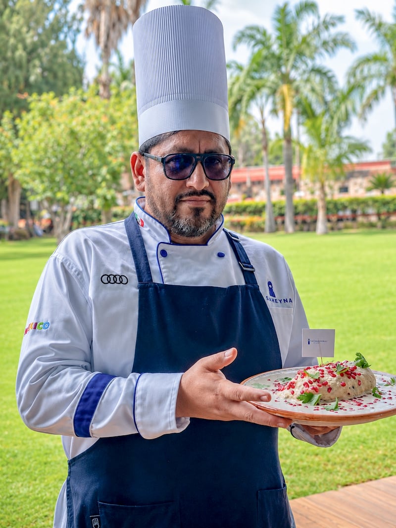 Chef César Medina de Casareyna
