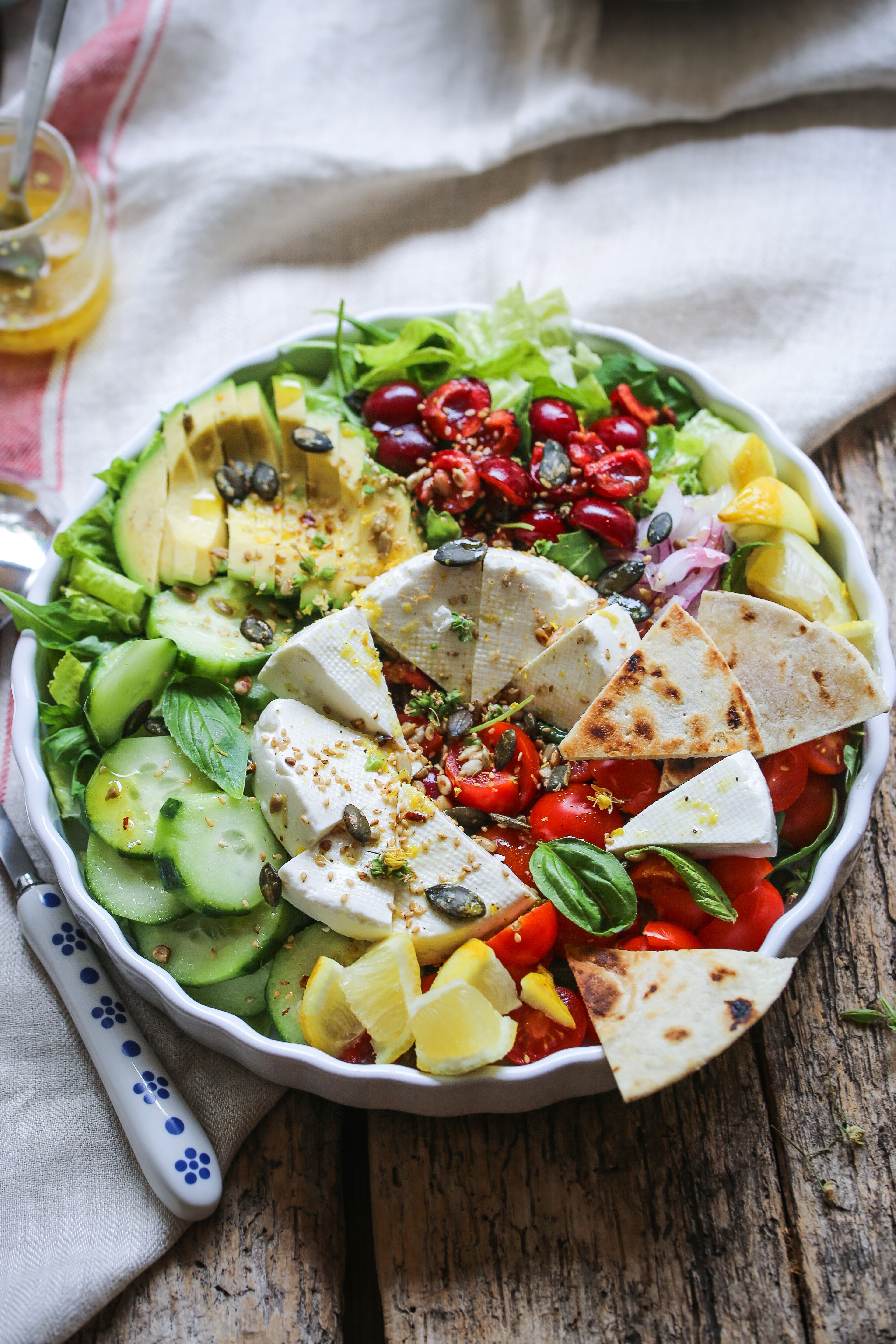 Exceso de aderezo. Un gran error que cometemos a la hora de armar la ensalada es colocar mucho aderezo. Esto, además de quitarle lo crujiente a las verduras, también puede contener exceso de calorías, grasa, sales y azúcar. ¡Cuidado! 