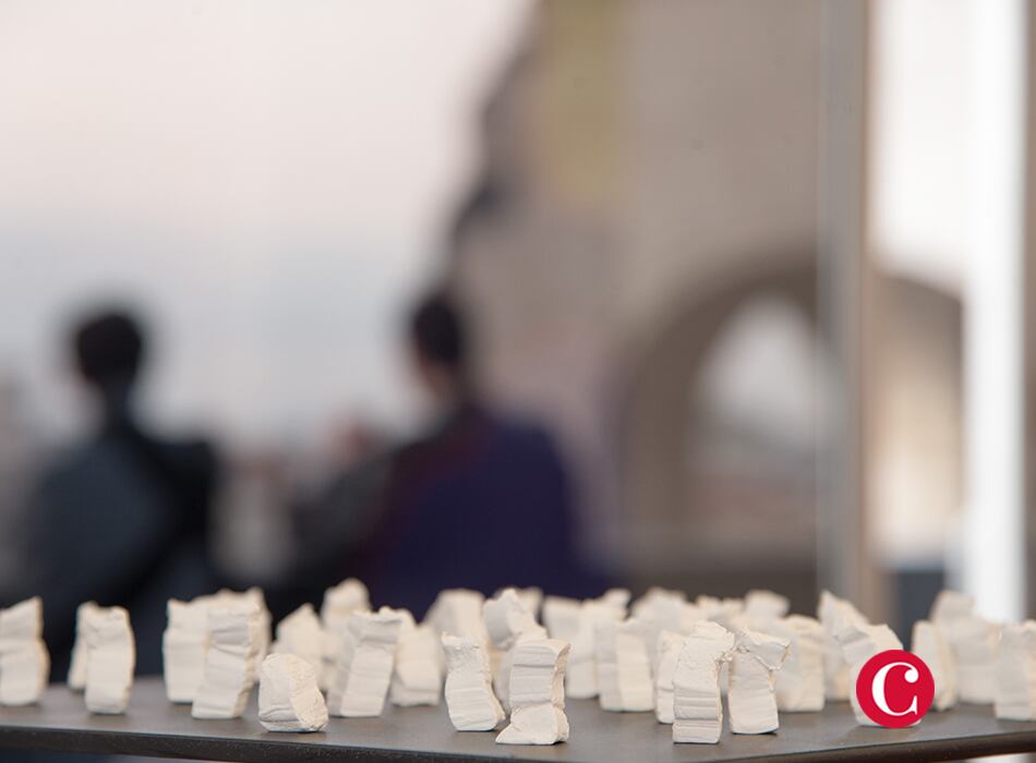 La muestra se montó frente a la Plaza de la República teniendo como fondo el Monumento a la Revolución