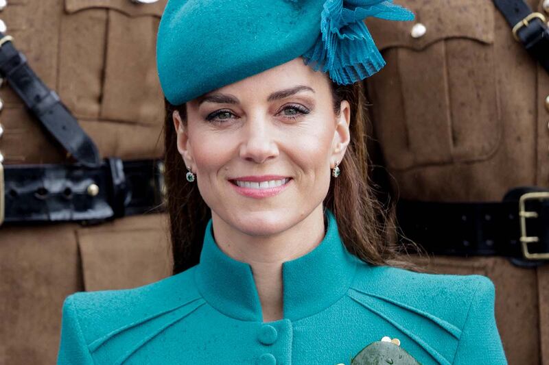 ¿Kate Middleton tiene complicaciones tras cirugía de abdomen?