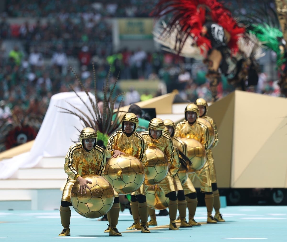 Danzantes con pelotas doradas ceremonia de la inauguracion de la copa mundial fifa 2026 en Ciudad de México