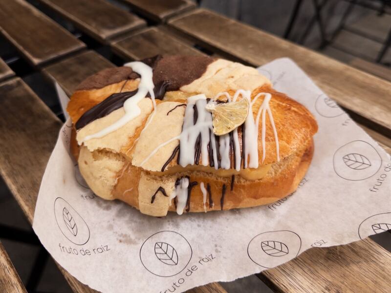 rebanada de rosca de reyes gourmet, mesa de madera