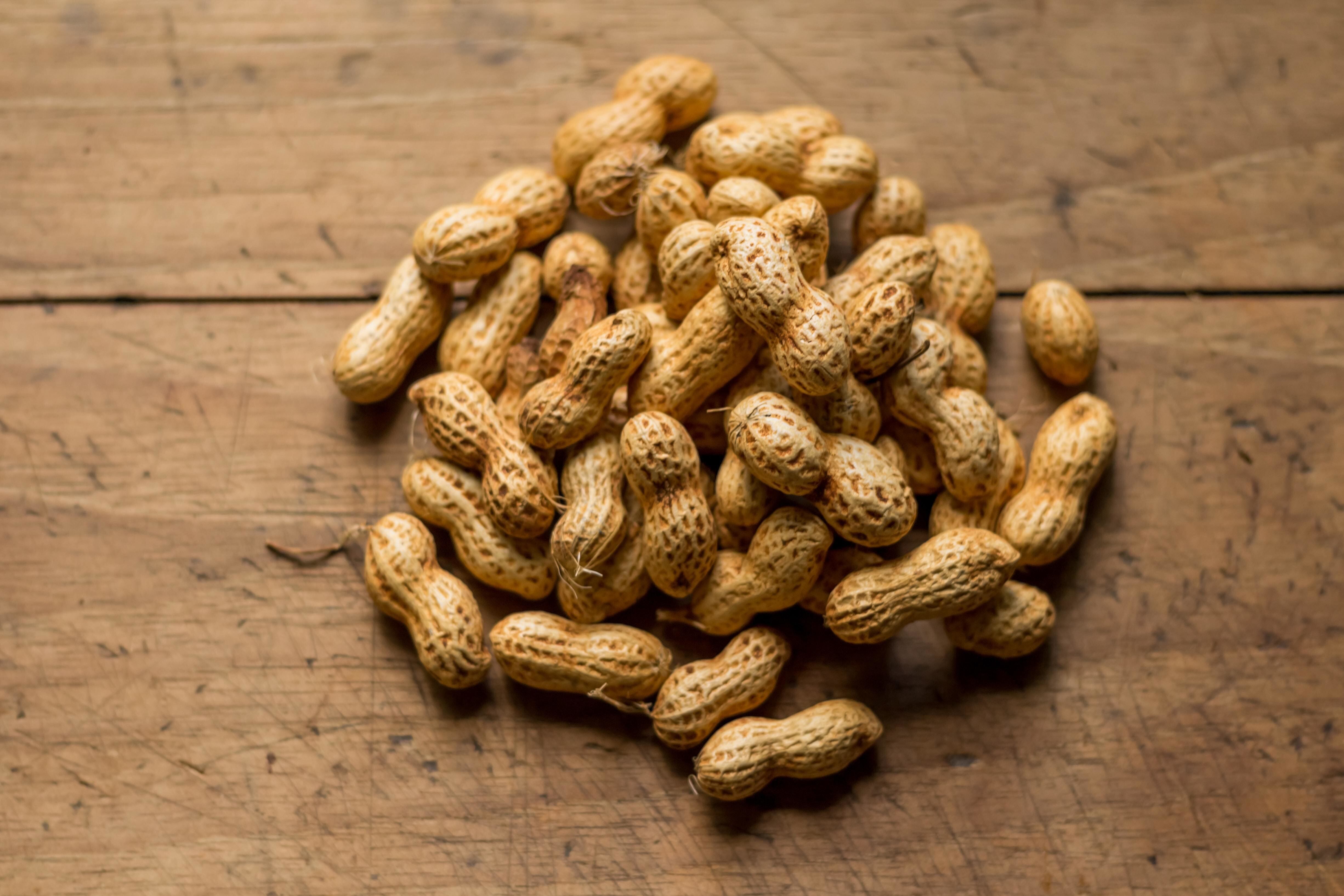 Fuente de vitaminas: El cacahuate contiene vitaminas del complejo B como tiamina (B1), riboflavina (B2), Niacina (B3), ácido pantoténico, colina, vitamina B6 y folatos (B9).