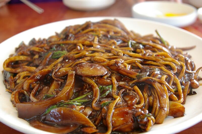 Jajangmyeon platillo dia negro corea