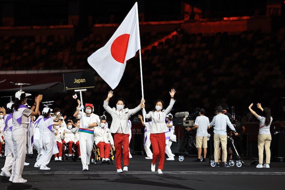 La delegación de Japón. Como suele ocurrir, la delegación anfitriona comienza el desfile.