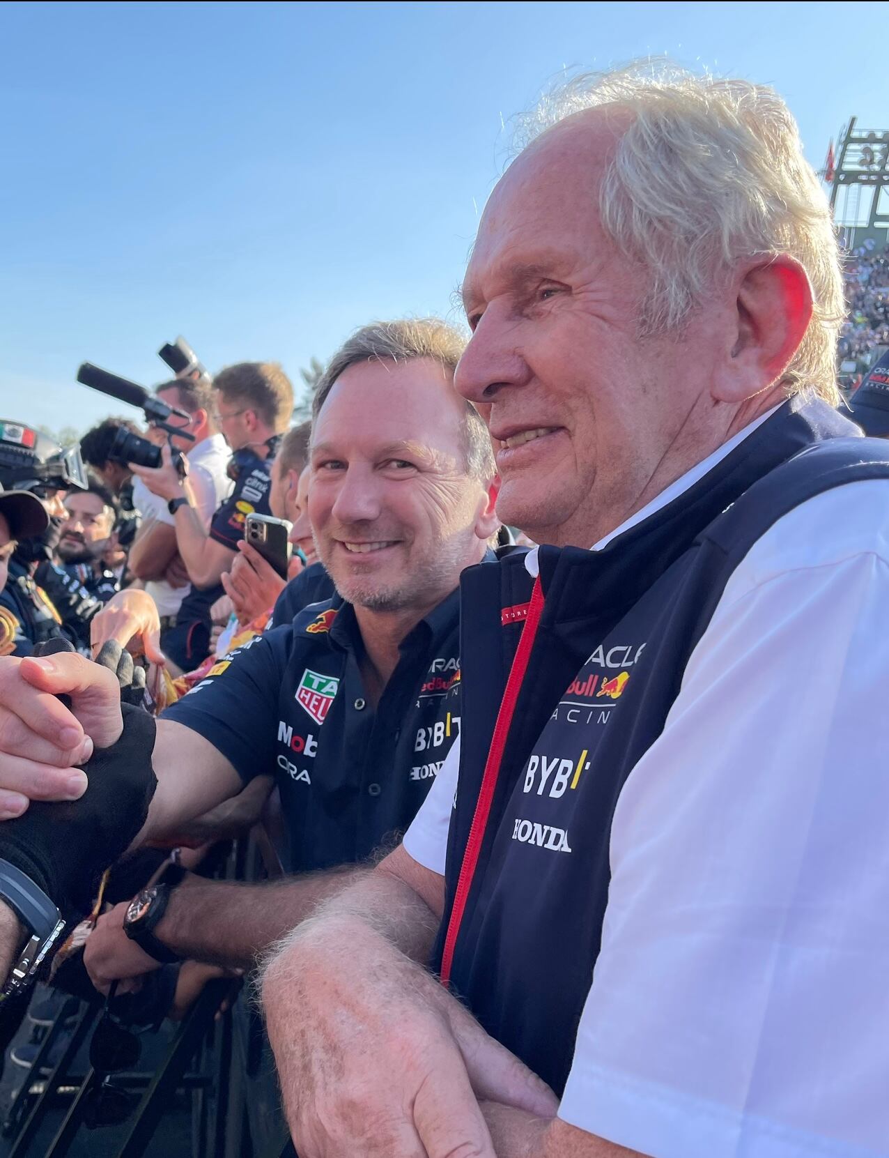 Christian Horner, director de la escudería Red Bull, celebrando el triunfo de Max Verstappen en medio de todos los aficionados.