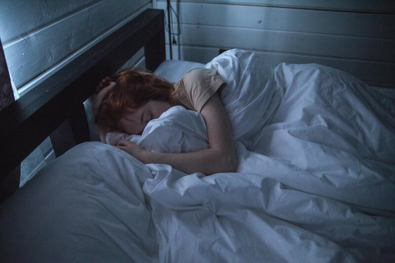 mujer dormida en su cama