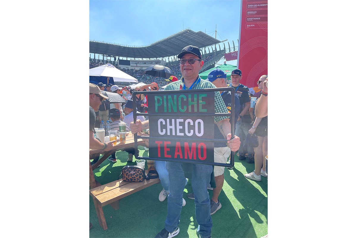 Los letreros elocuentes del público apoyando a “Checo” Pérez.