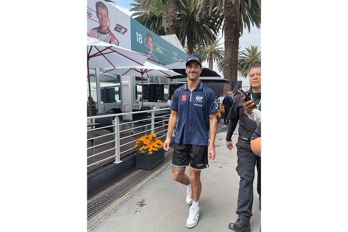 Daniel Ricciardo, piloto de Alpha Tauri siempre sonriéndole a Revista Central.