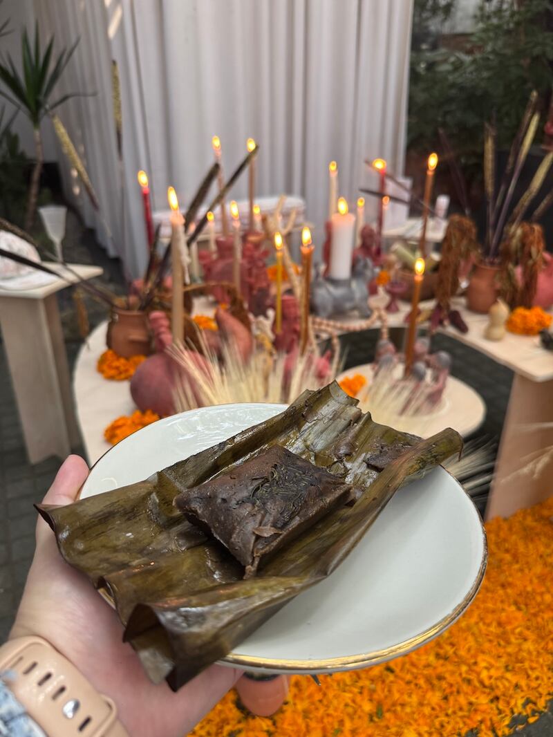 Tamal de mole con romeritos en Pujol.