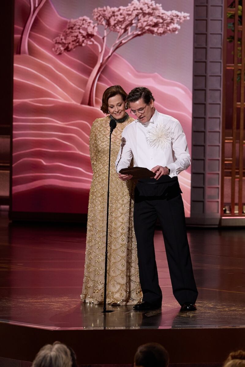 pedro pascal y sigourney weaver premios oscar 2026