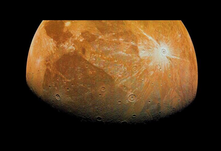 Foto de Ganímedes procesada y coloreada por Gerald Eichstädt. Originalmente, las fotos tomadas por el instrumento JunoCam se encuentran blanco y negro. Crédito: NASA
