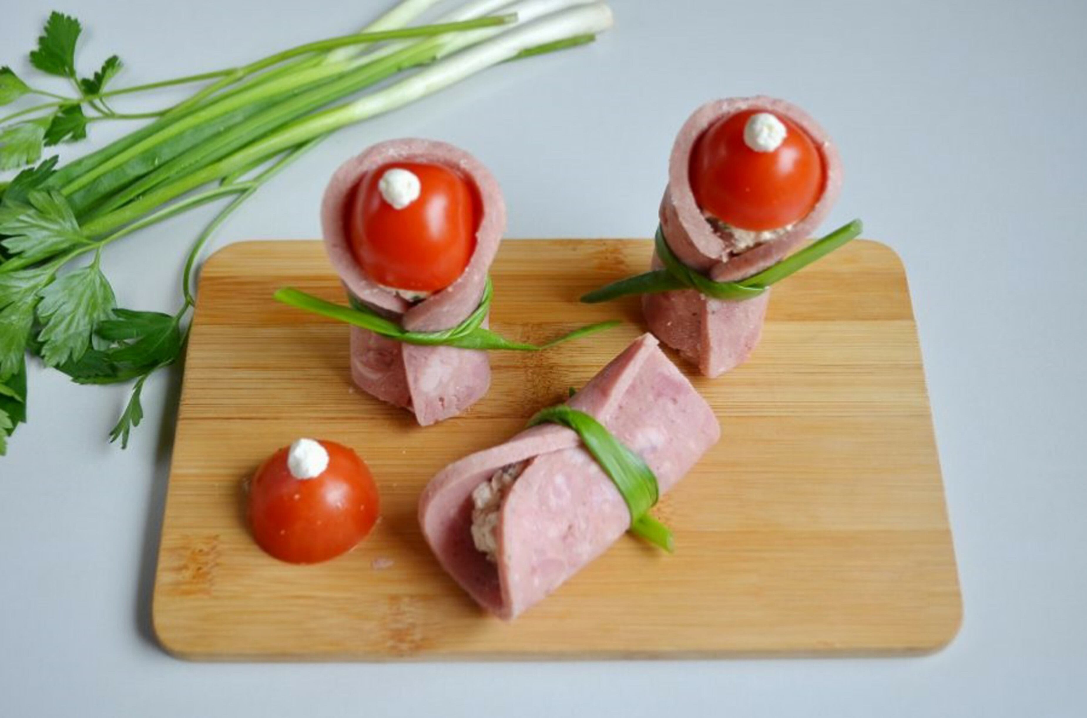 Rollitos de jamón. Necesitas 3 rebanadas de jamón de pavo, 1 taza de verdura cocida.