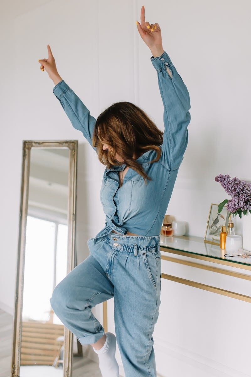 mujer usando outfit total denim, mezclilla