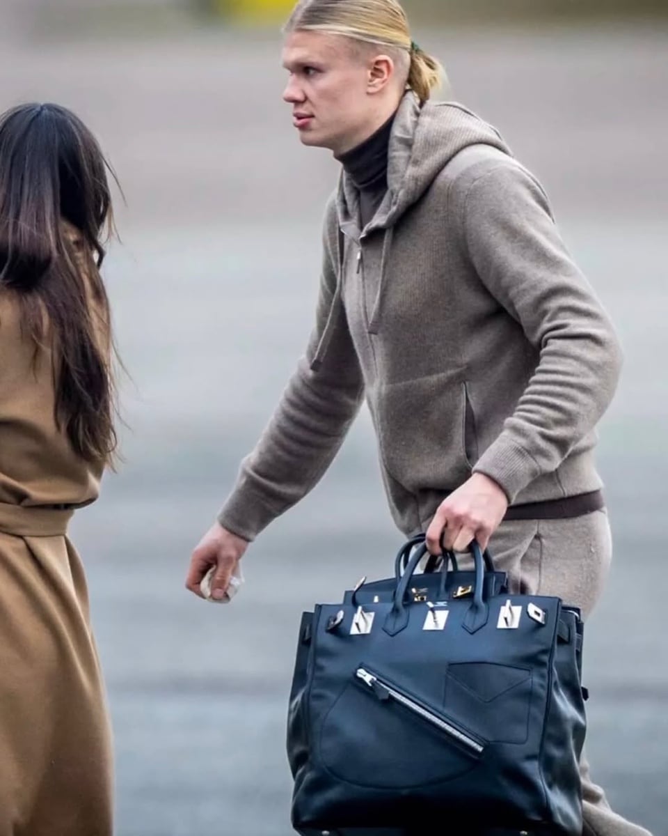 futbolista erling haaland con bolso birkin de coleccion