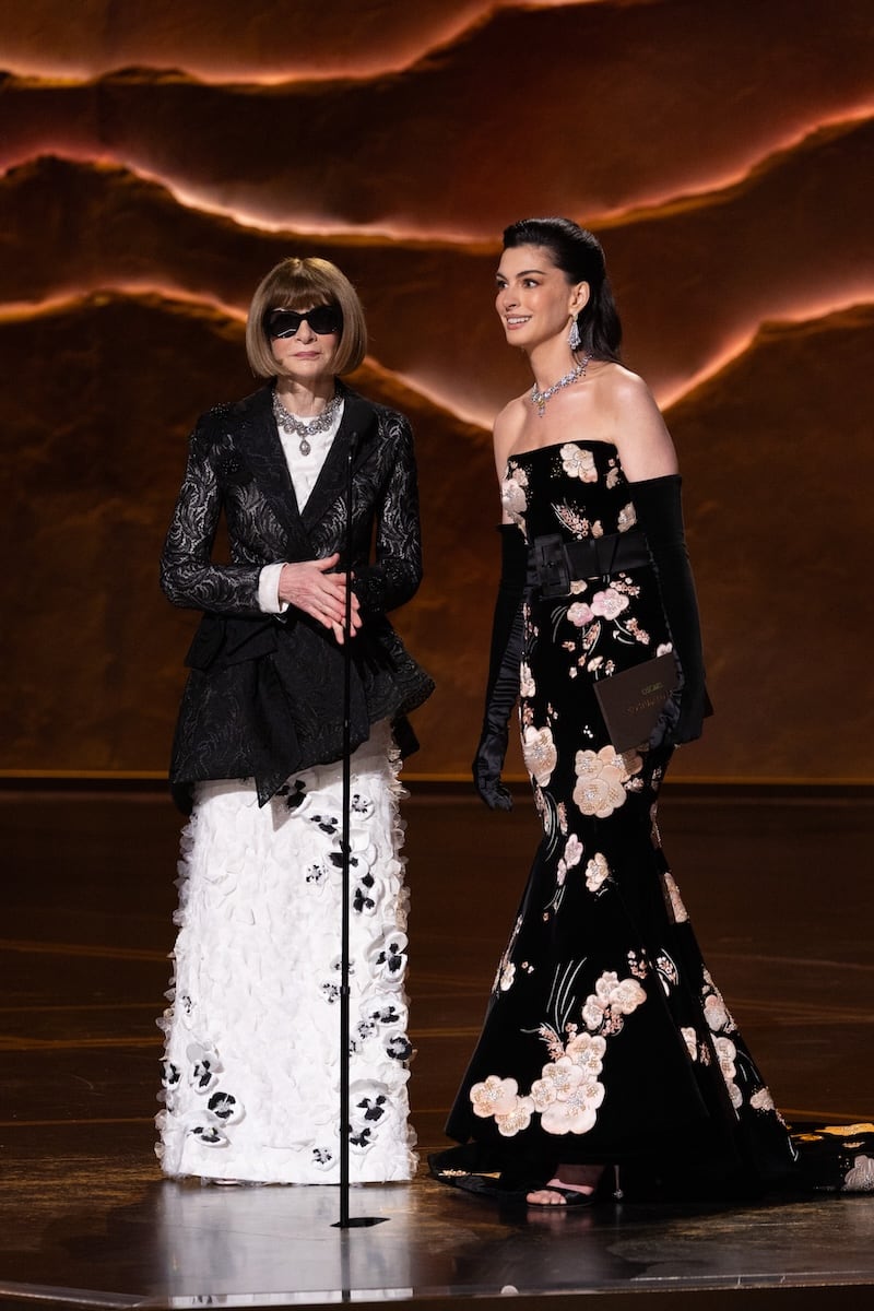 anna wintour, anne hathaway, oscar 2026, diseño de vestuario