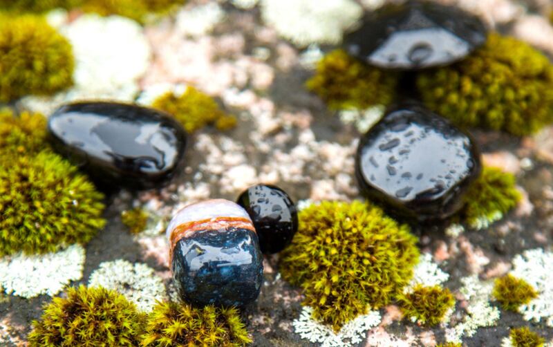 cristales-proteccion-cuarzo-piedra-onix-negro-rojo