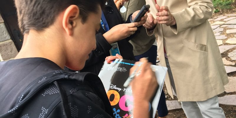 Foto Twitter Luis Jaramillo firma un autógrafo en Disneyland