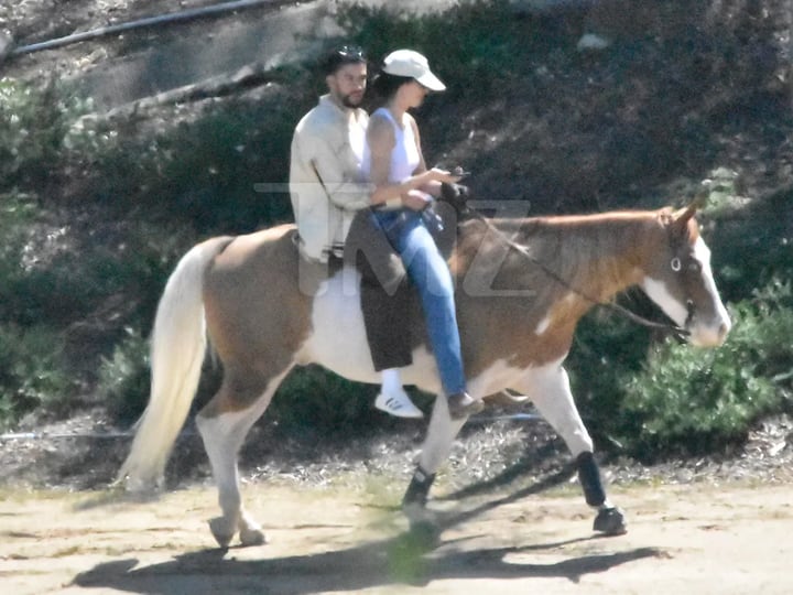 bad bunny y kendall a caballo