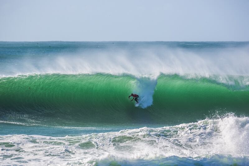 surfista profesional en peniche, portugal