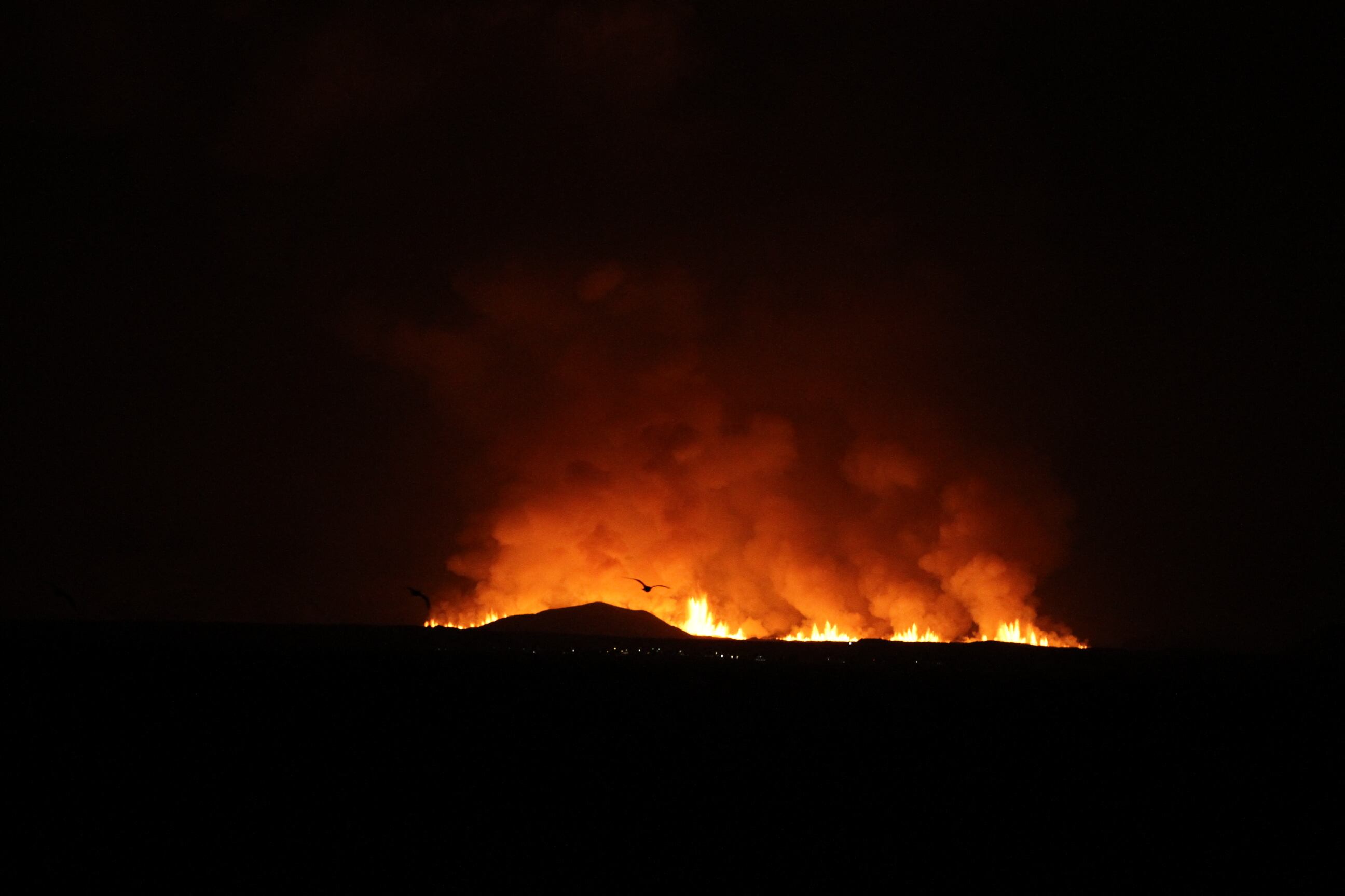 Nubes de humo y lava tornan el cielo naranja, durante la erupción volcánica de la península de Reykjanes el 18 de diciembre de 2023. 