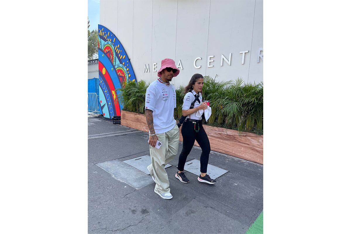 Lewis Hamilton, piloto de la escudería Mercedes Benz, y su inigualable outfit.