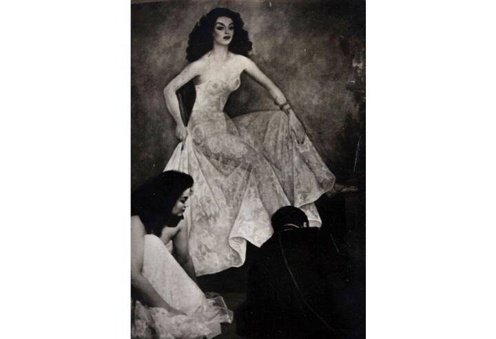 Diego Rivera y Maria Félix frente pintura de maria felix