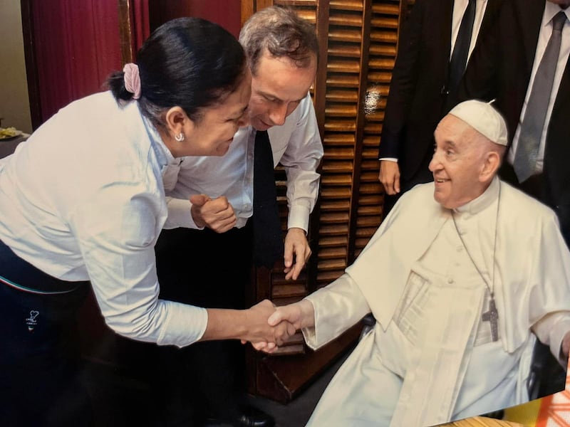 La chef Diana Beltrán con el papa Francisco