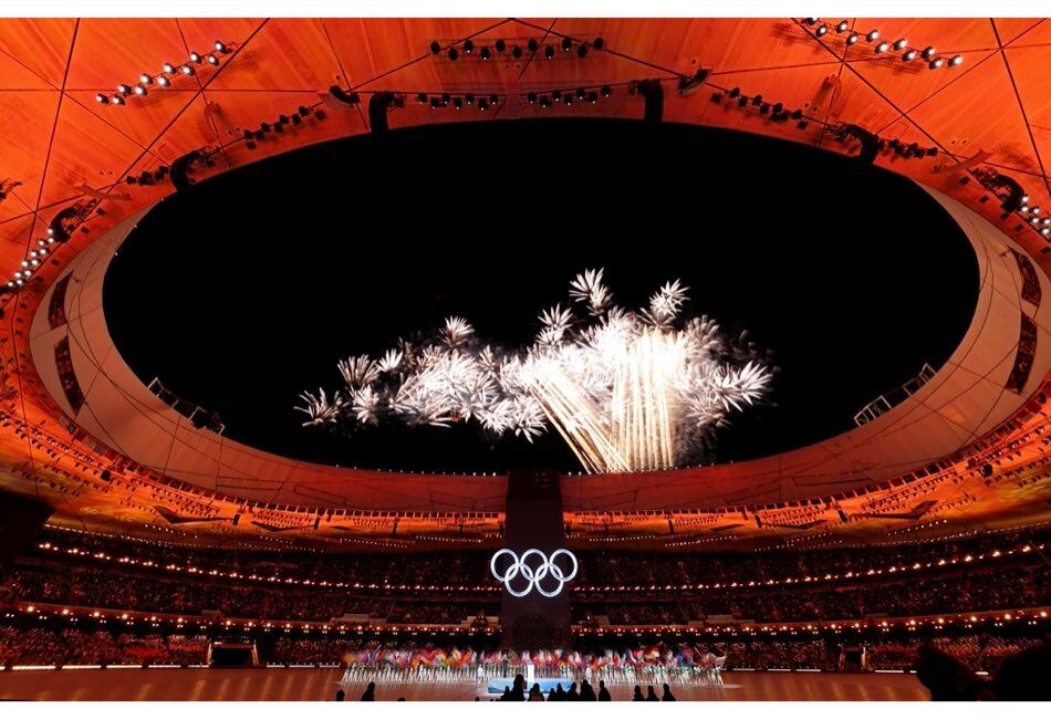 El Estadio Nacional de Beijing se convirtió de esta forma en el primer recinto en el mundo en ser el lugar anfitrión de los Juegos Olímpicos de verano y de invierno.