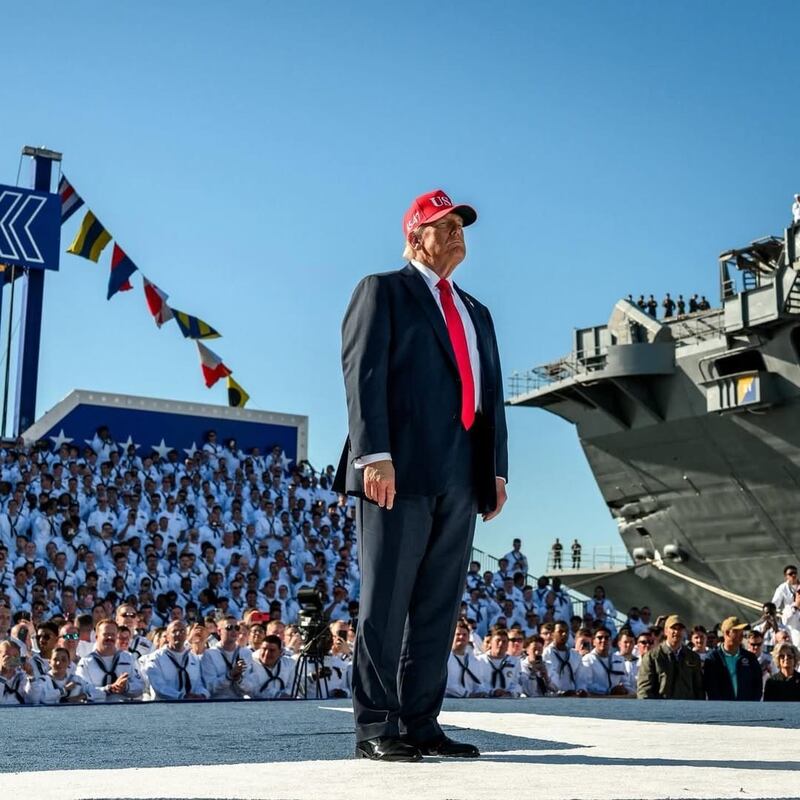 donald trump, buque de guerra, marinos, cielo azul