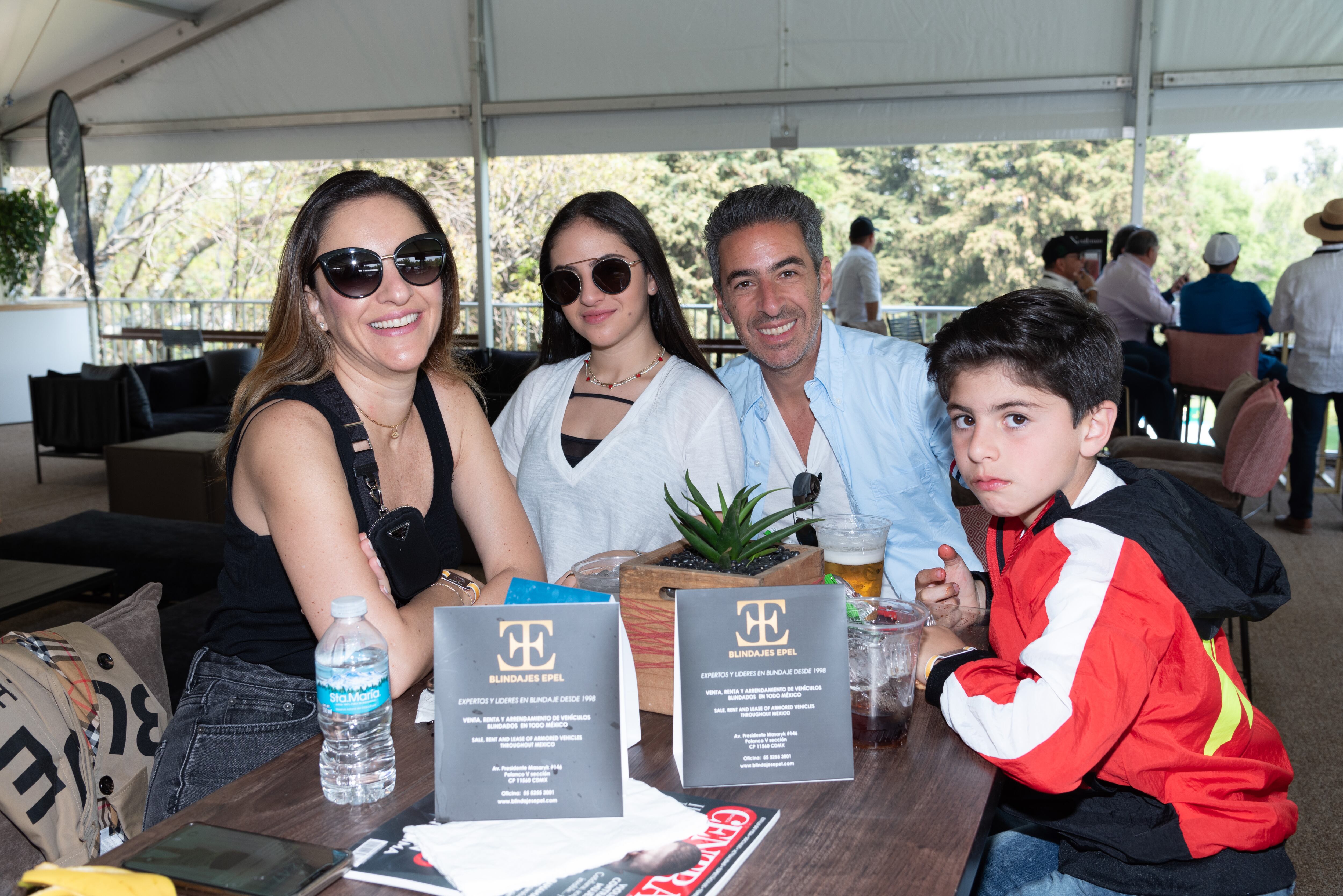 Liz, Claire, Ernesto y Moises Mizrahi