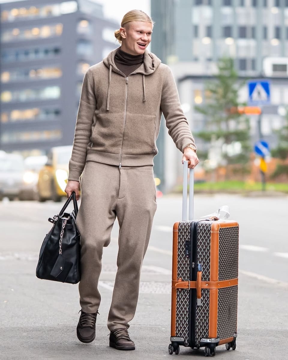 futbolista erling haaland con bolso birkin de coleccion