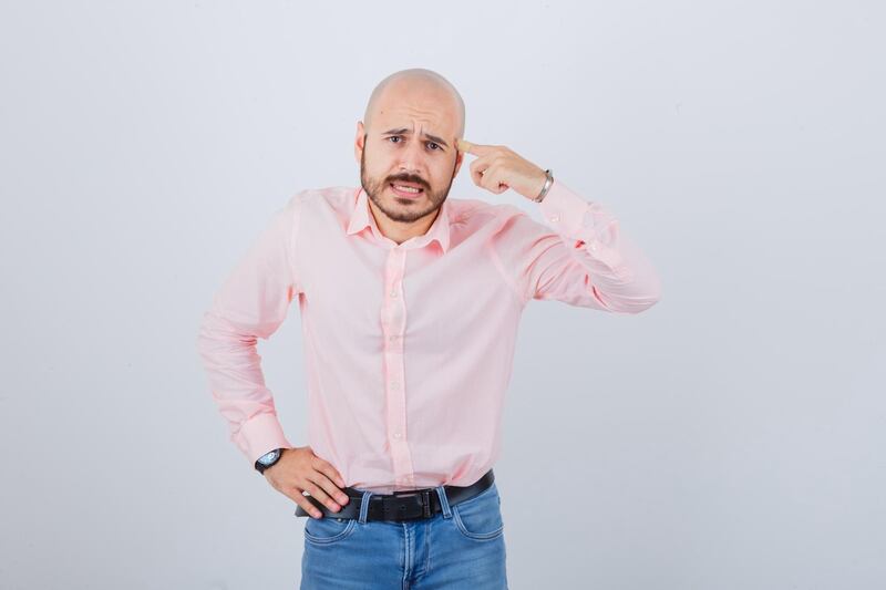 hombre maduro y calvo por la andropausia y la caida de testosterona