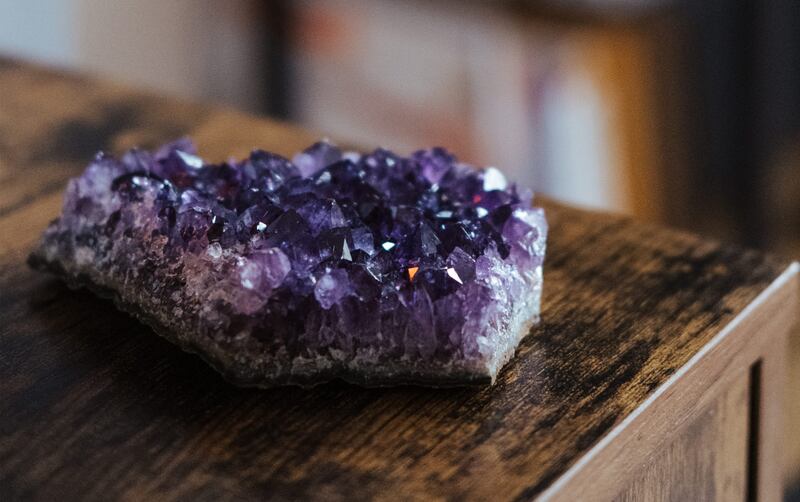 piedra-preciosa-cristal-mineral-cumpleaños-amatista