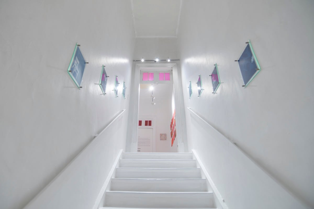 obra de Charlotte Hailstone Wu en la exposición CHECK IN en Synonym Gallery en colaboracion con La Artistería