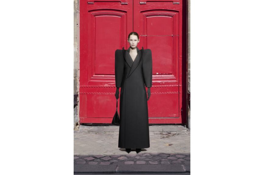 ultima coleccion de balenciaga demna