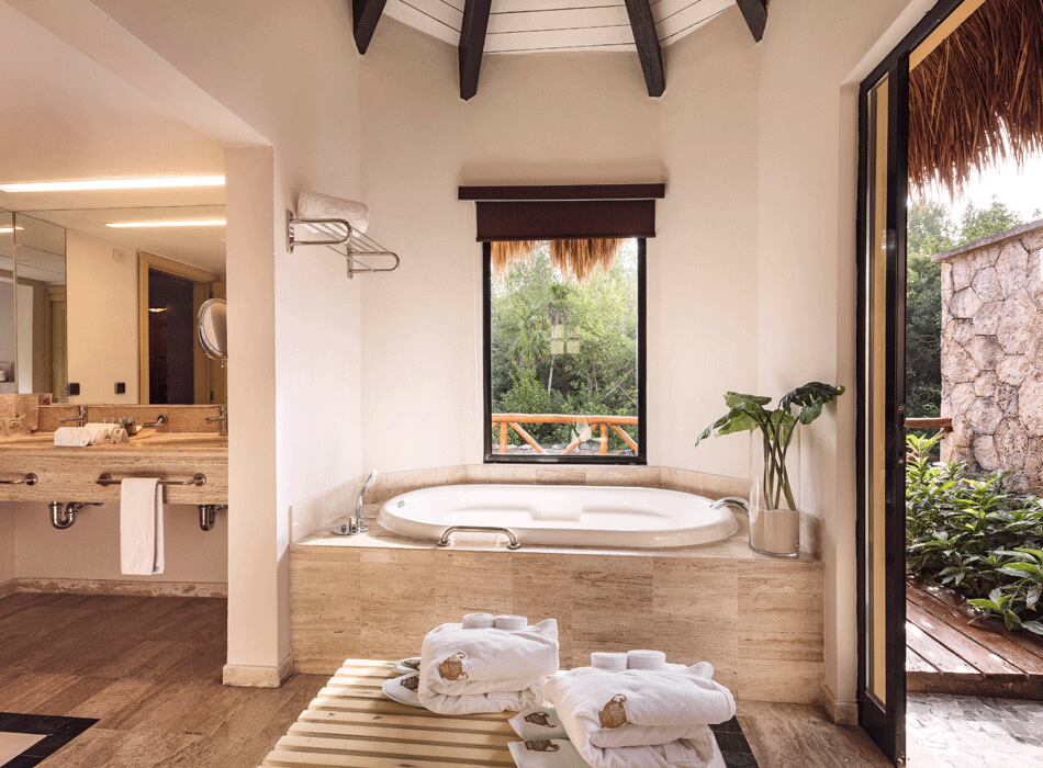 Puedes tomar un baño relajante después de tus actividades en la tina de tu suite.
