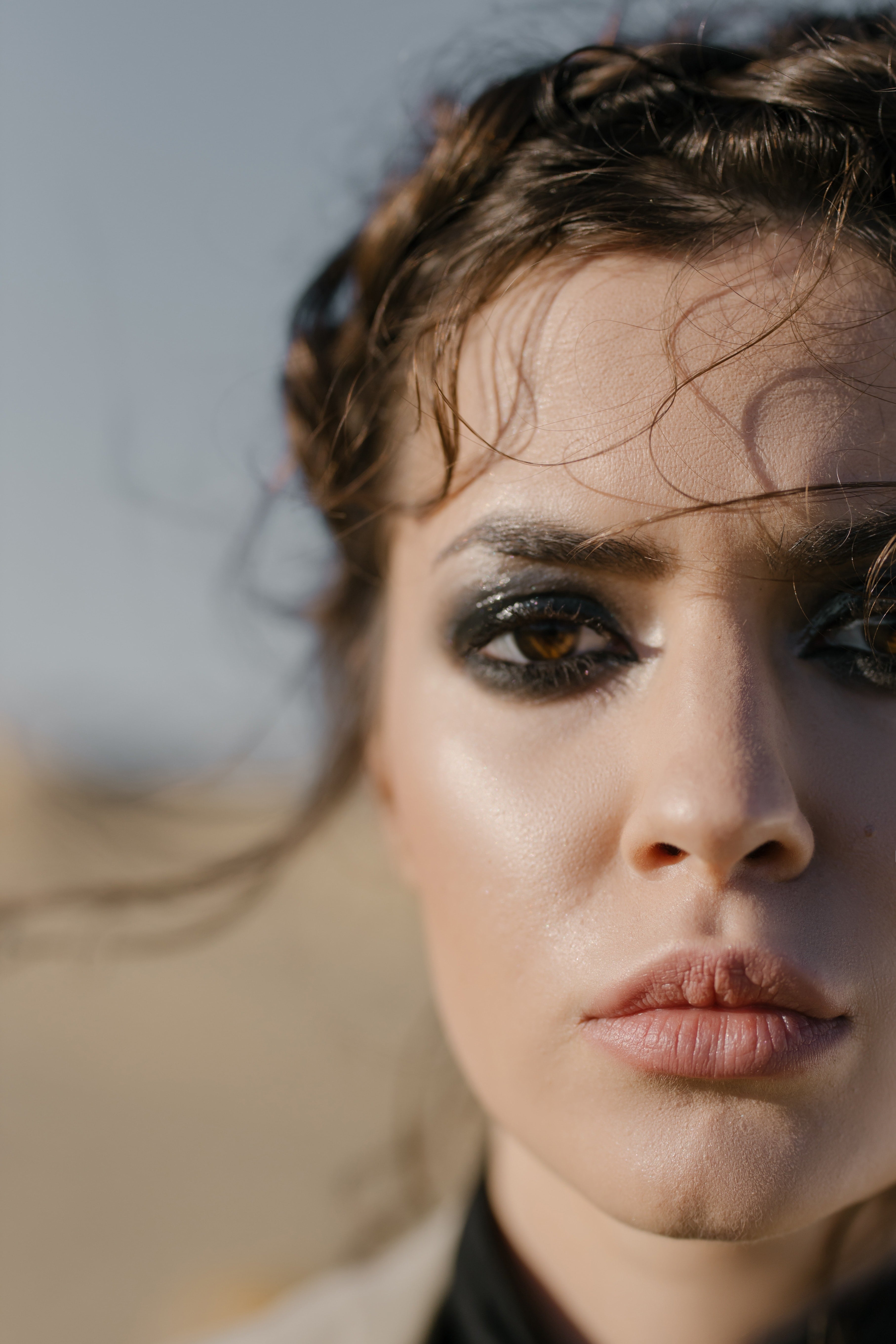 El maquillaje es un gran aliado cuando queremos sentirnos más hermosas o resaltar algunas facciones como ojos o labios. Pero si colocamos mal el maquillaje o no cuidamos nuestra piel, puede ocurrir todo lo contrario.