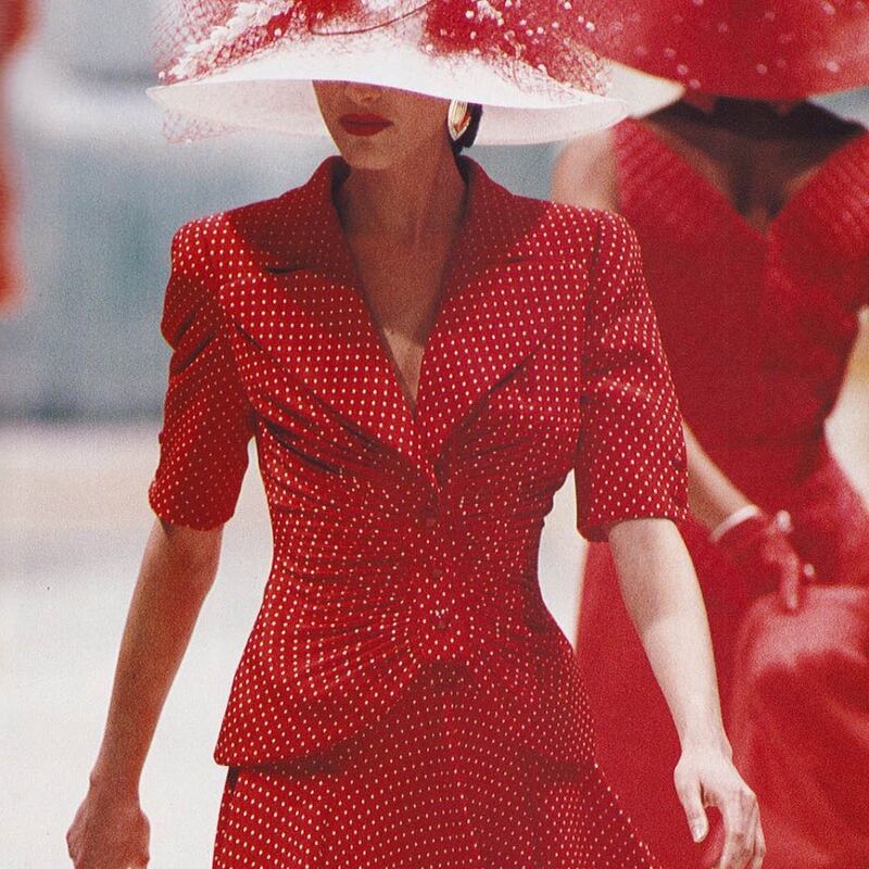 valentino vestido rojo con lunares blancos