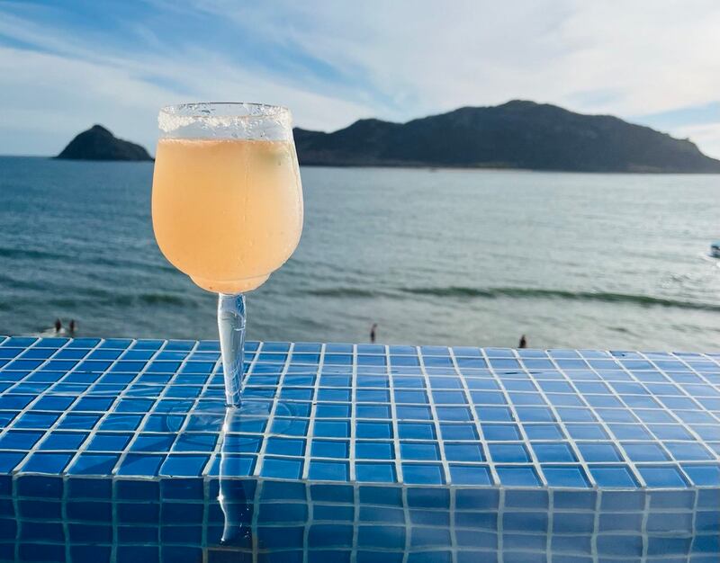 courtyard mazatlan beach resort bebida en la alberca