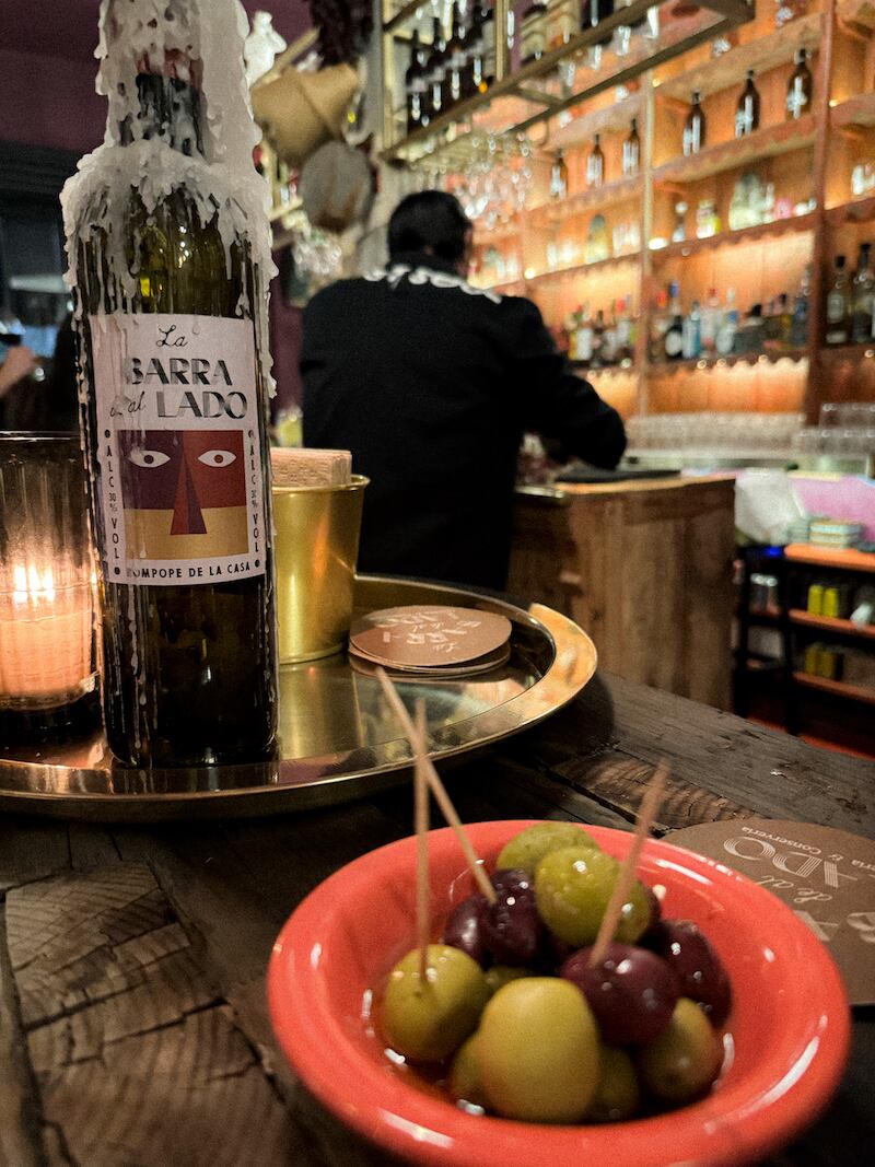 la barra de al lado