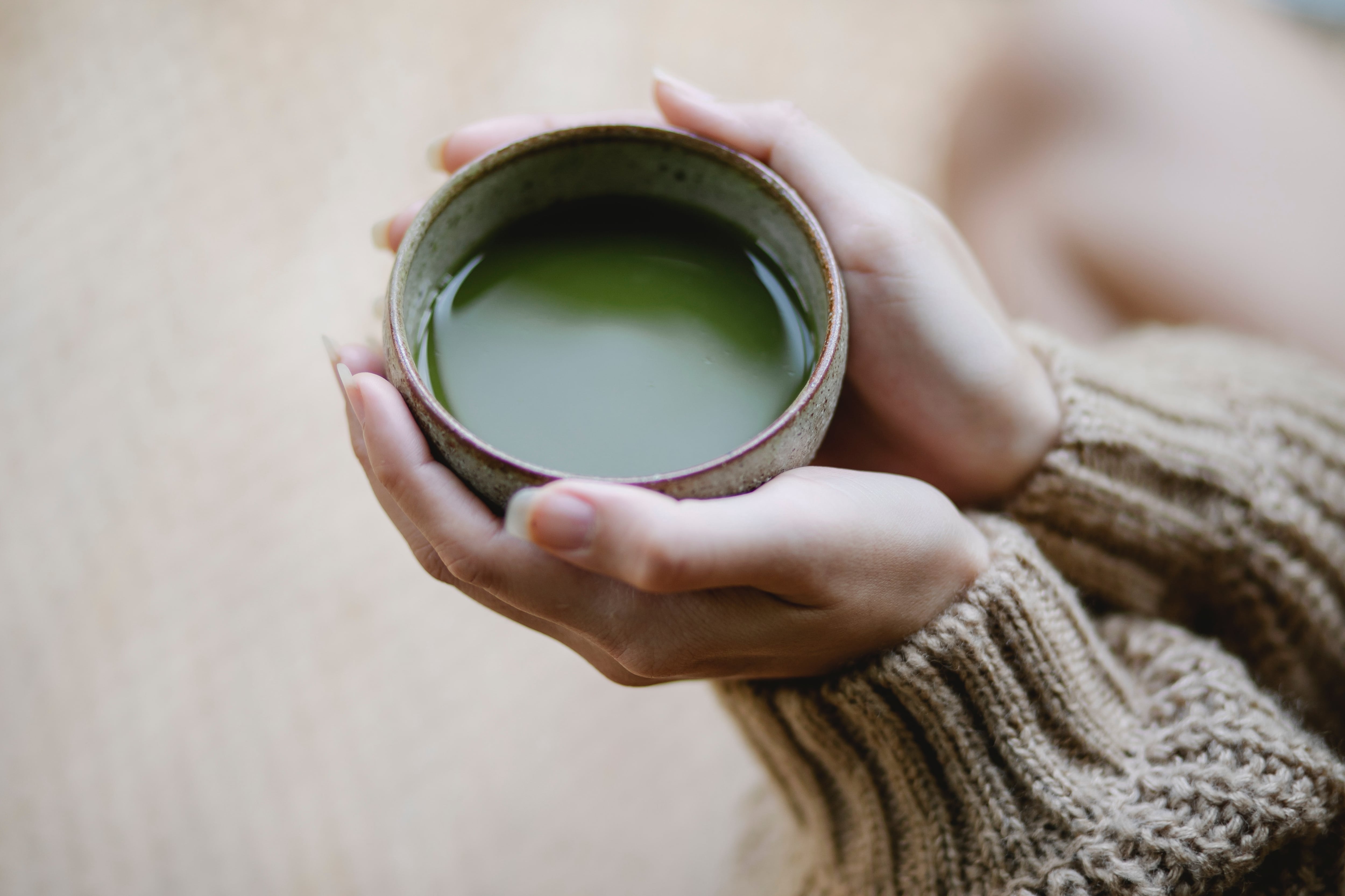 Té verde. Esta bebida es rica en flavonoides, un antioxidante que ayuda a combatir diversas enfermedades y mejora el sistema inmunológico.