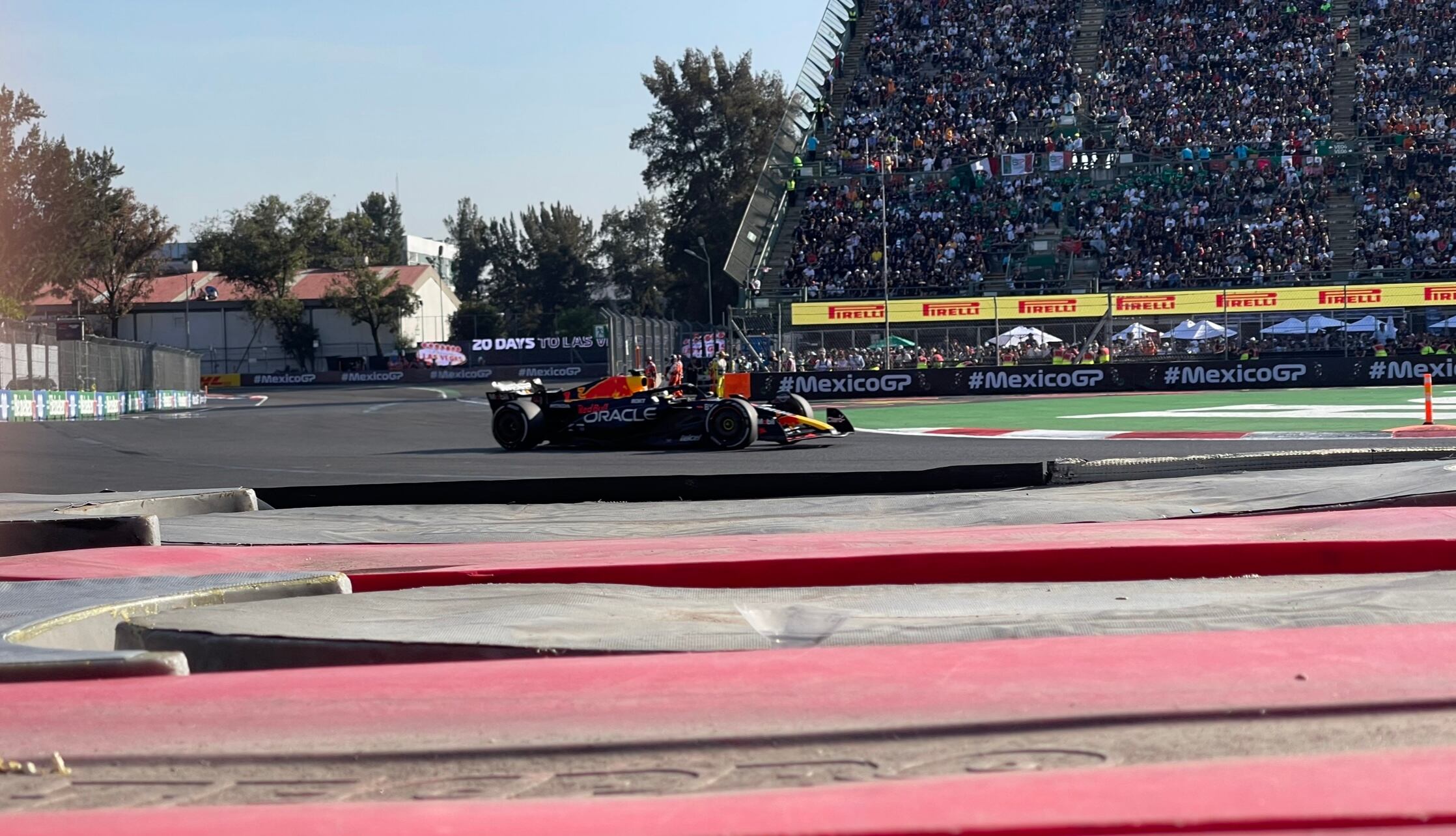 Verstappen, ganador del GP México 2023 en las últimas vueltas de la carrera.