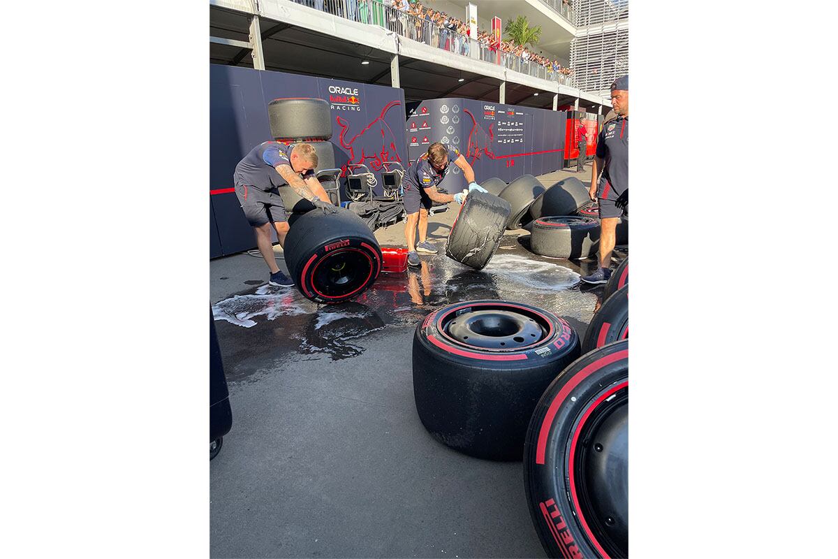 Al final de cada carrera, parte del crew de cada escudería moja las llantas para que se enfríen.