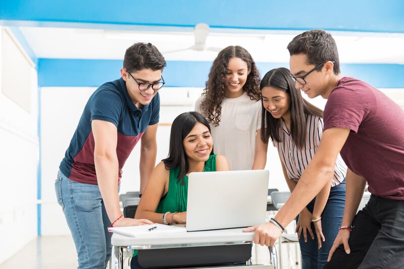personas estudiando español