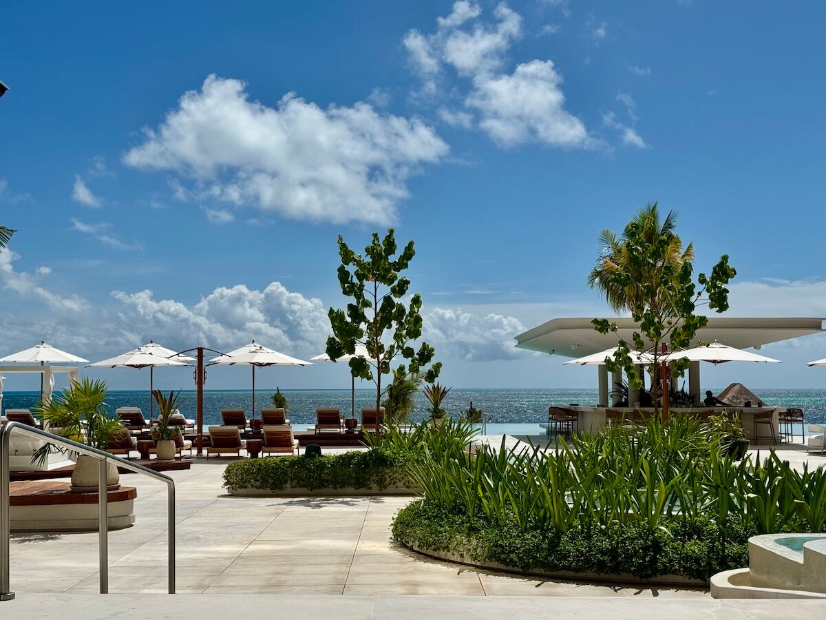 The St. Regis Costa Mujeres Resort entre ruinas mayas, vino y mar