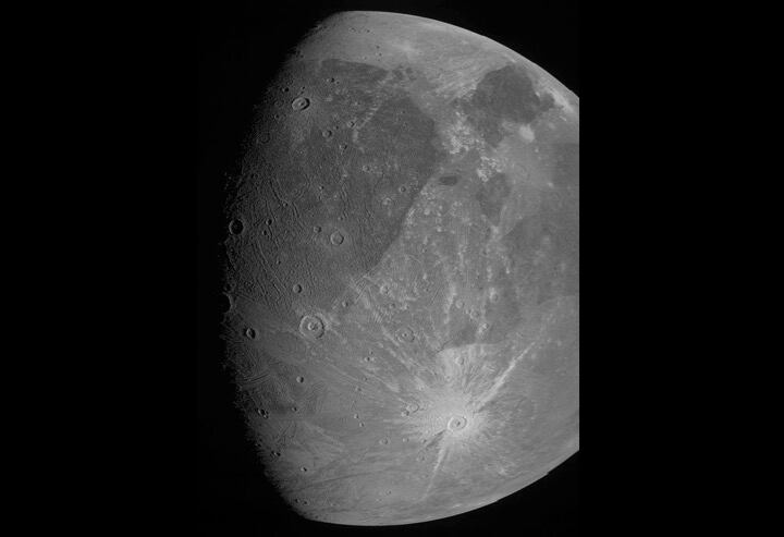 Ganímedes es la Luna más grande en nuestro Sistema Solar y no había sido capturada tan de cerca en más de 20 años. Su tamaño es mayor al de Mercurio con un radio de 2 631.2 kilómetros. Crédito: NASA, JPL-Caltech, SwRI y MSSS.