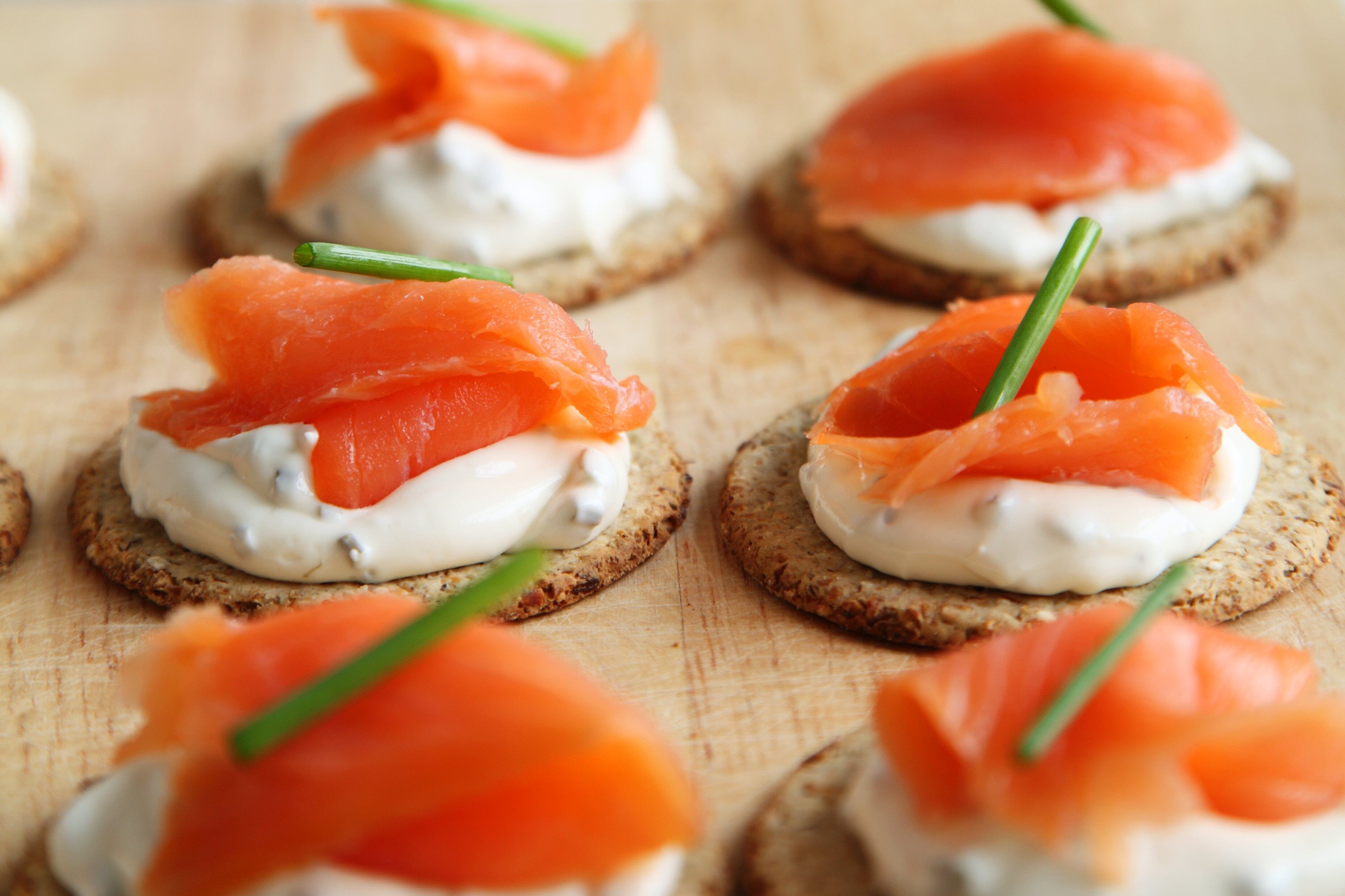 Salmón. Este pescado, además de delicioso, es rico en grasas buenas como el Omega 3 y también contiene un poderoso antioxidante: vitamina E.